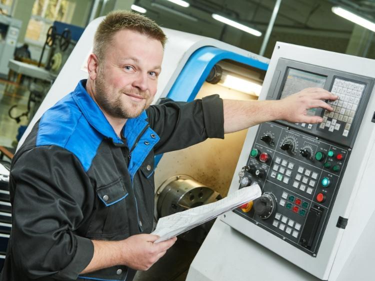 pracownik programujący maszynę